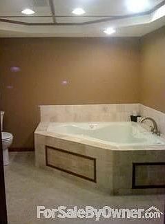 Jacuzzi Tub : Travertine tile