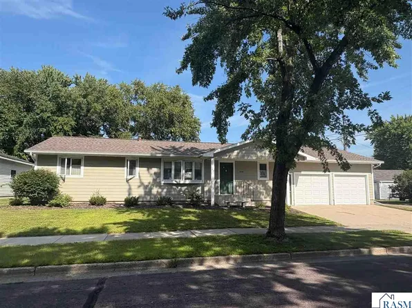 820 9th St N, New Ulm, MN 56073