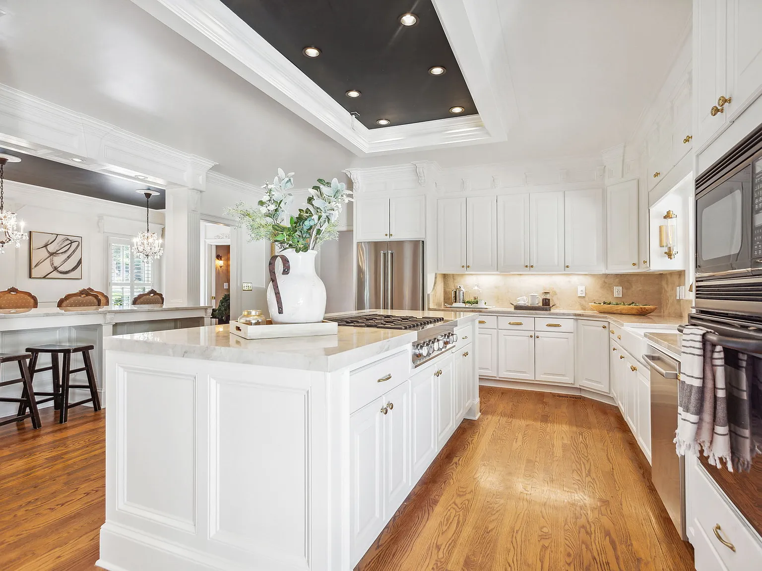 5 bed, 4.5 bath, 4382 sqft, $15,000 — Photo 2