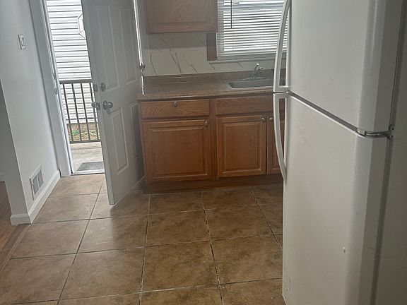 4th image of 632 Klondike Ave Floor 1