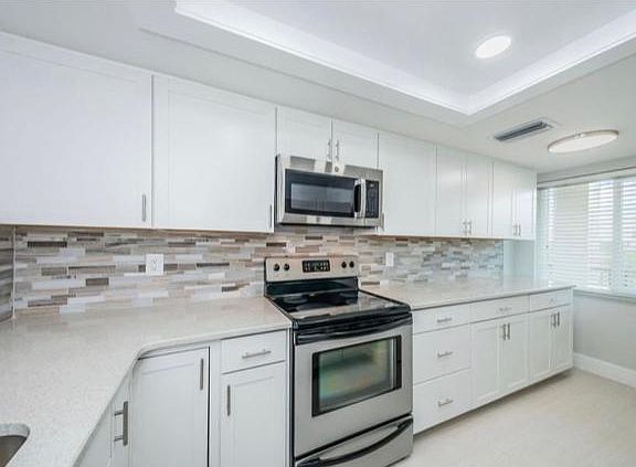 Fully size gourmet kitchen