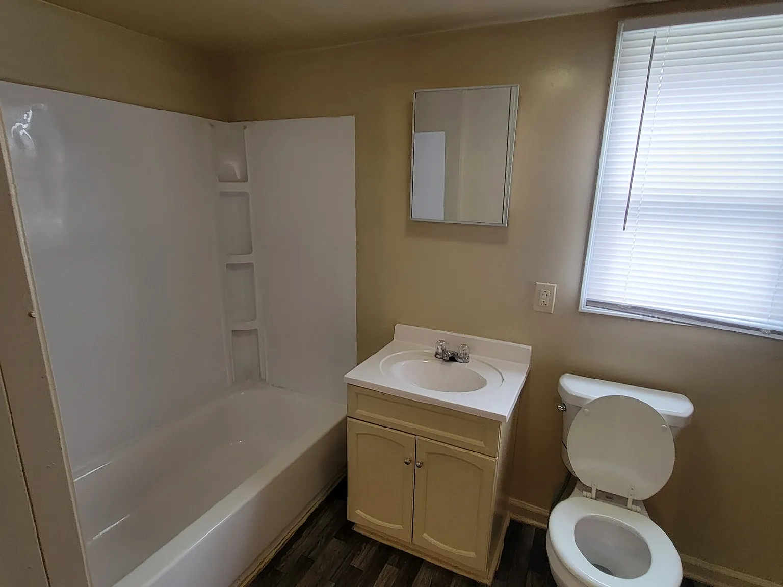 3 bed, 1.0 bath, $1,000 — Photo 4