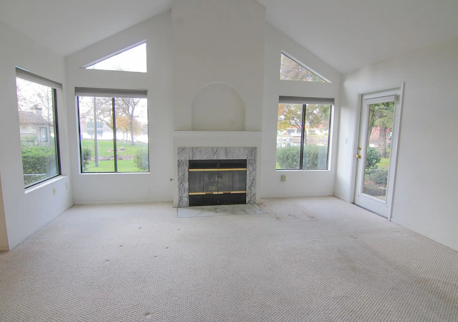55 and over - 2 Bedroom Home in California Park — Photo 3