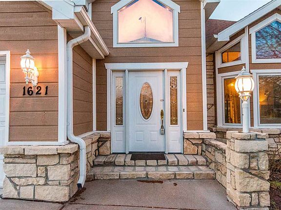 3rd image of 1621 Cornhusker Cir