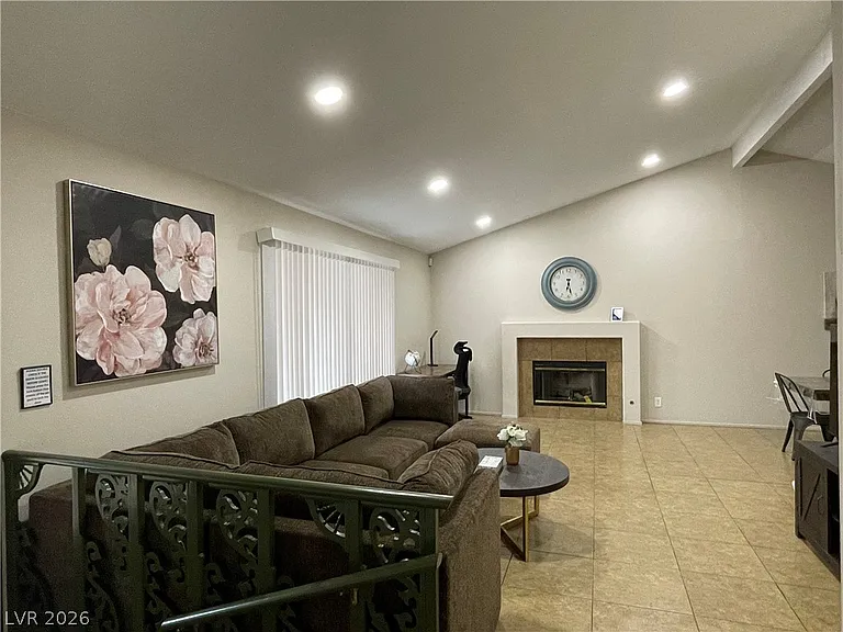 3823 El Camino Rd — Photo 2