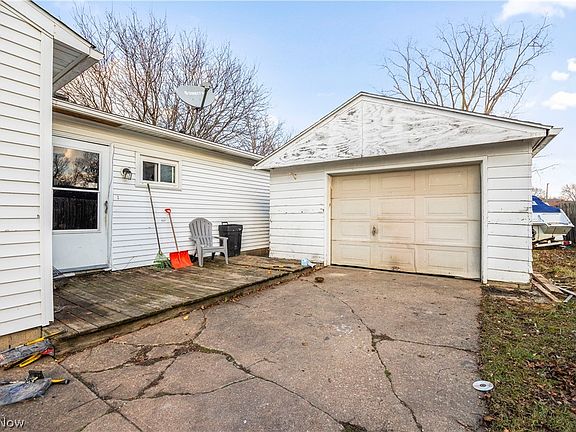 5th image of 1722 Mills St