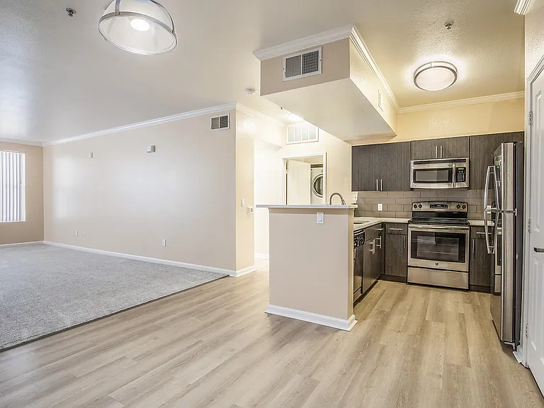 101 San Fernando — Photo 22