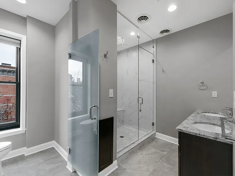 560 Madison Ave — Photo 16