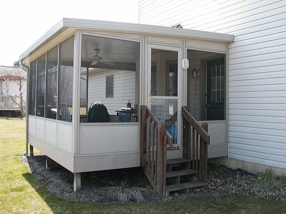 Screened-In Porch 2
