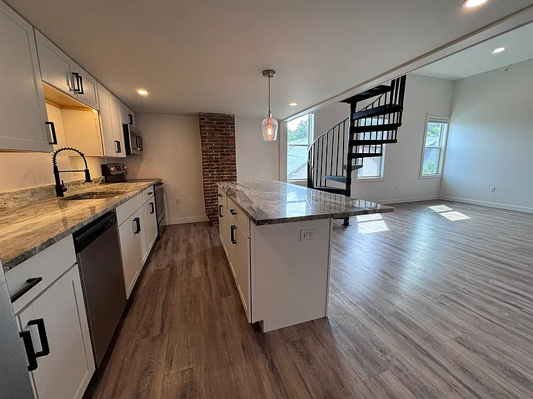 84 Main St #5 — Photo 3
