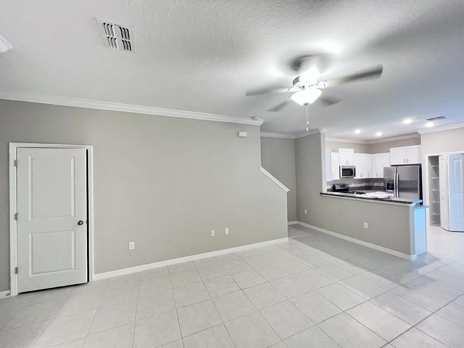 3 bed, 2.5 bath, 1640 sqft, $2,145 — Photo 3