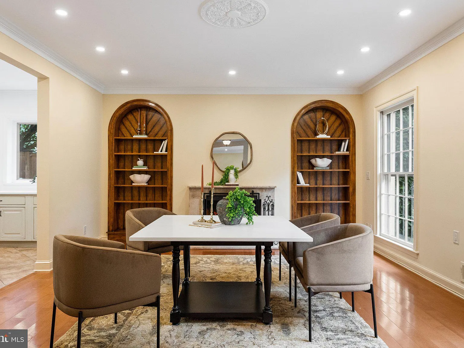6 bed, 5.5 bath, 6742 sqft, $10,000 — Photo 4