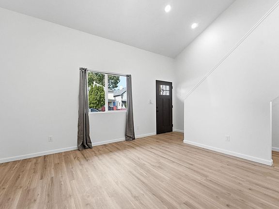 5th image of 1124 Hugh St