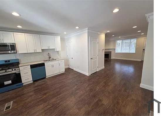 5259 Akron St — Photo 2