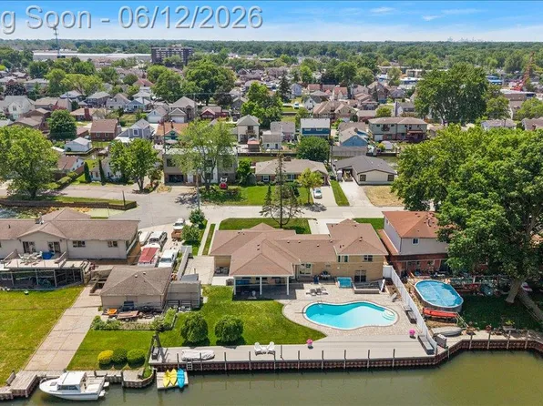 22461 Benjamin St, Saint Clair Shores, MI 48081
