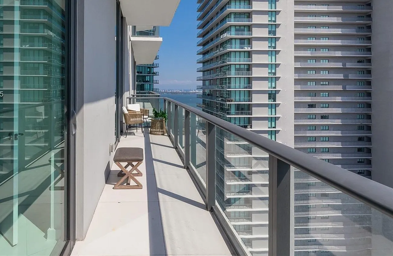1/1 High-Rise Residence with Stunning Bay & Miami Skyline Views — Photo 3