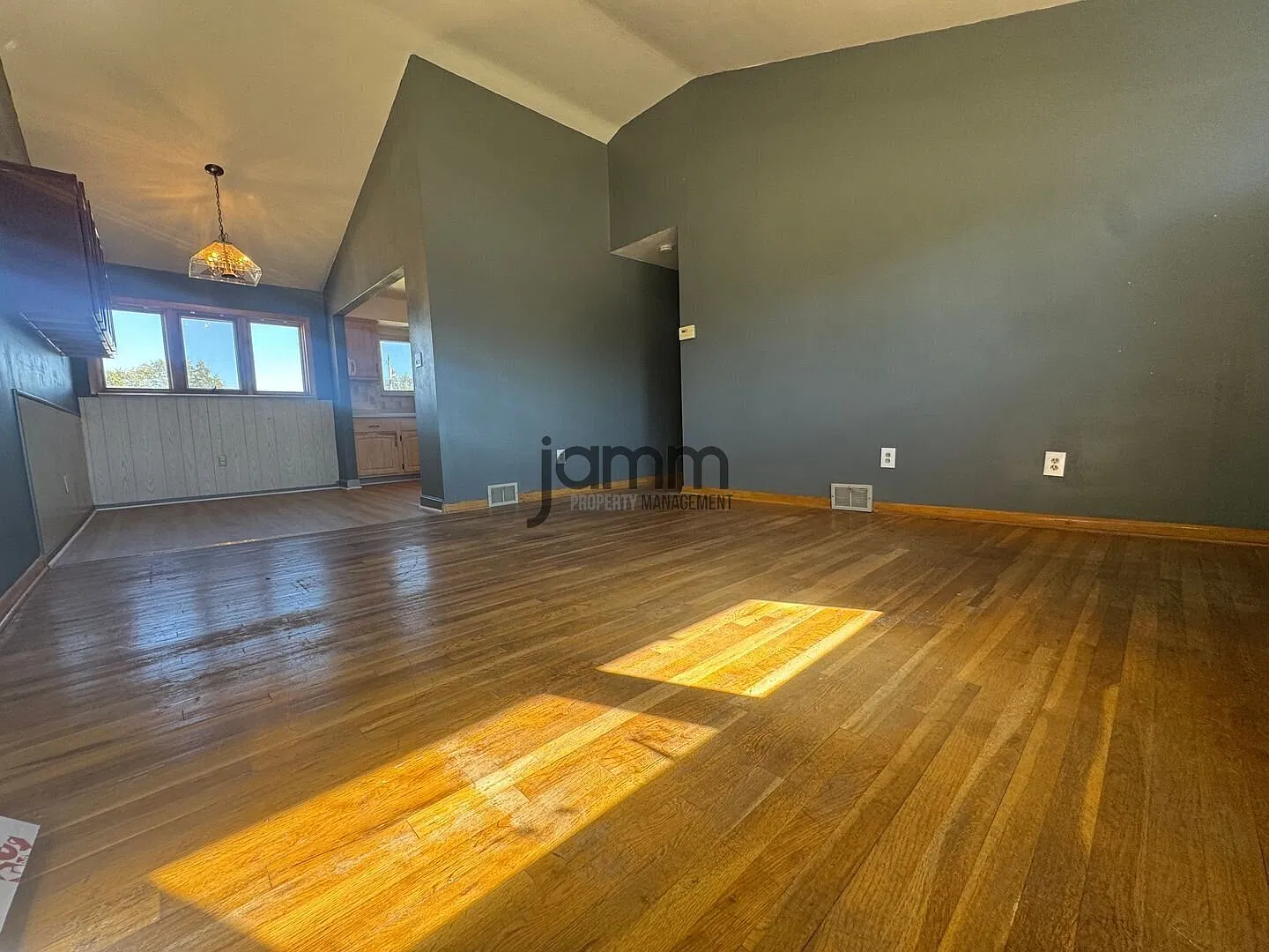Lovely Single Family Home in Brook Park! 3beds/1bath! — Photo 3