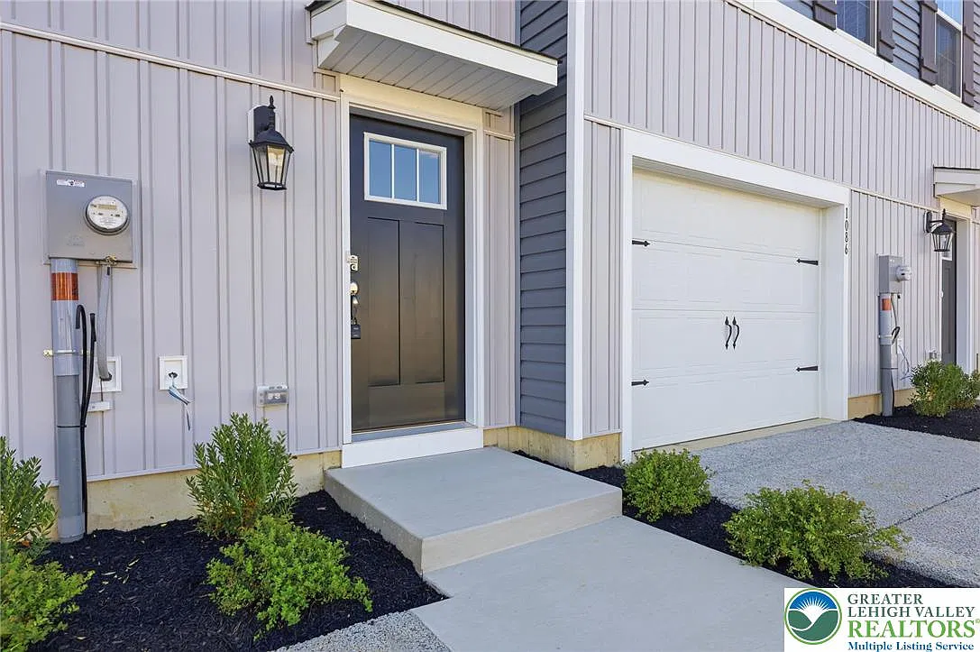 3 bed, 2.5 bath, 2208 sqft, $3,100 — Photo 2