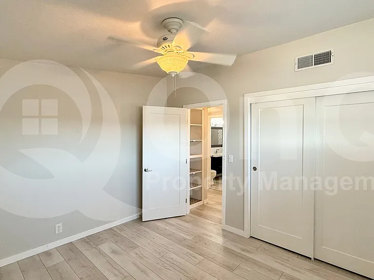 525 N Vine St — Photo 14