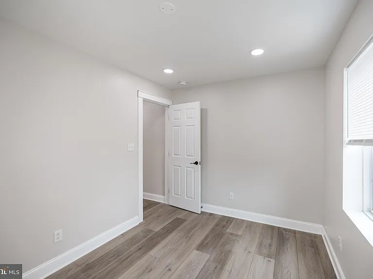521 N Douglas St — Photo 22
