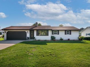 1463 Circle Dr, Menasha, WI 54952