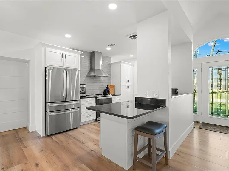 819 Bay Esplanade — Photo 11