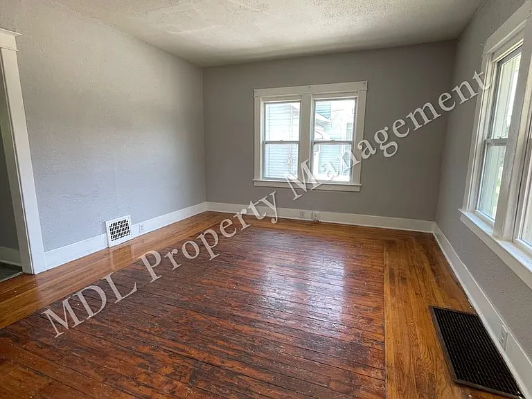 1108 W Holland Ave — Photo 4