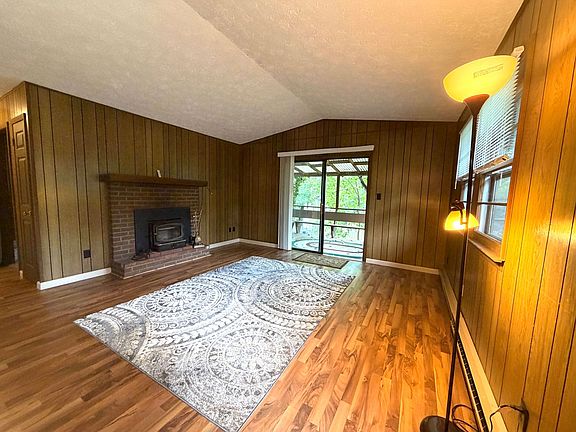 2nd image of 6 Jefferson Cir
