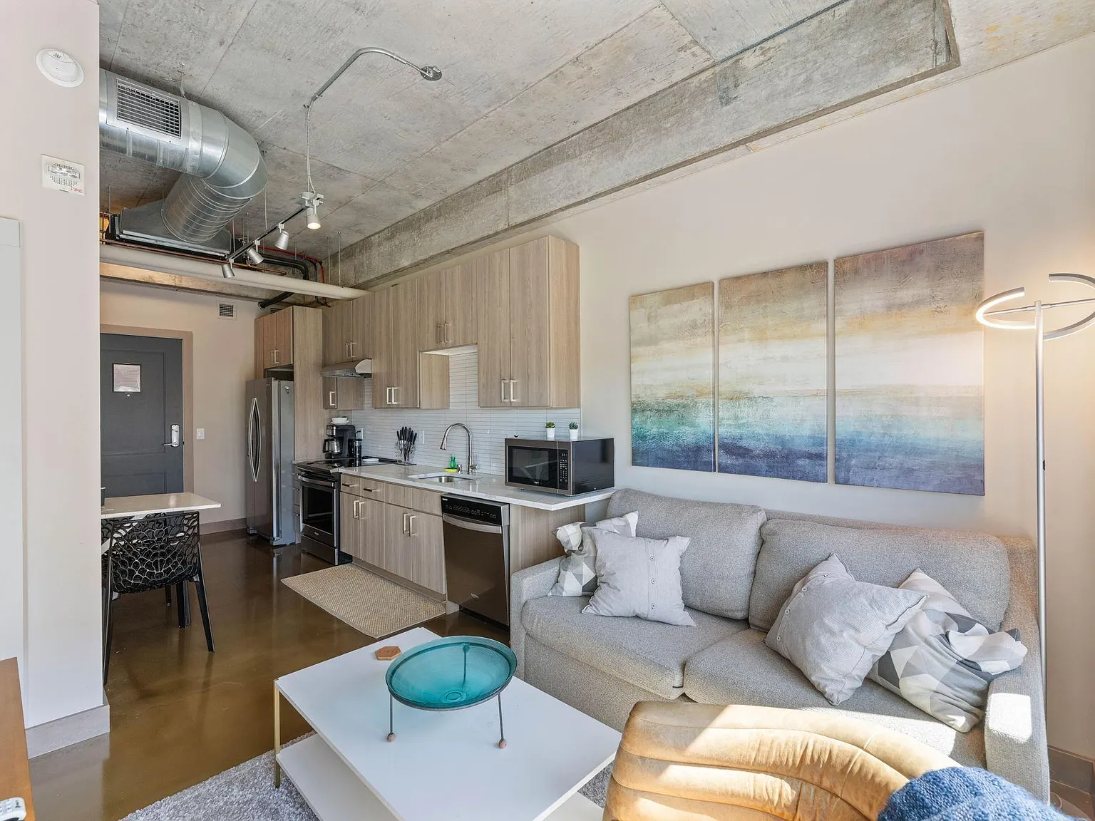 1 bed, 1.0 bath, 455 sqft, $2,100 — Photo 2