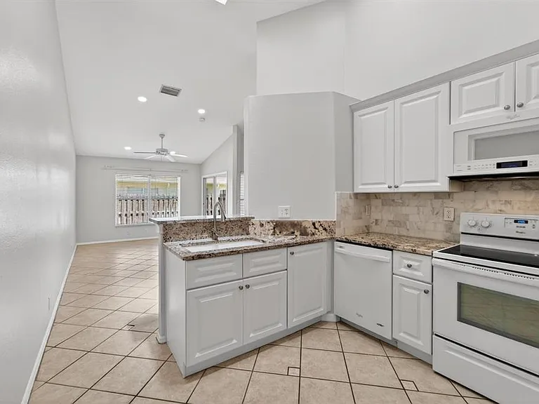 658 Green Valley Rd #B3 — Photo 30