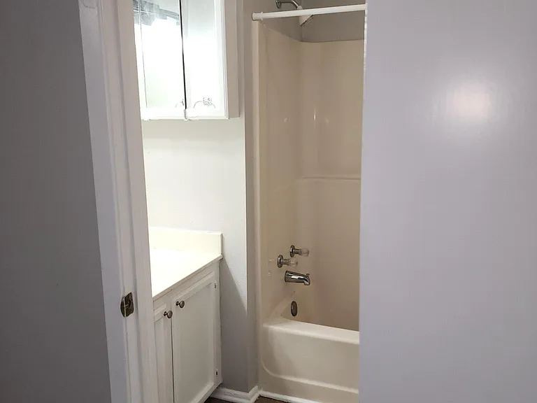 820 Meadow Glen Ave #D — Photo 14