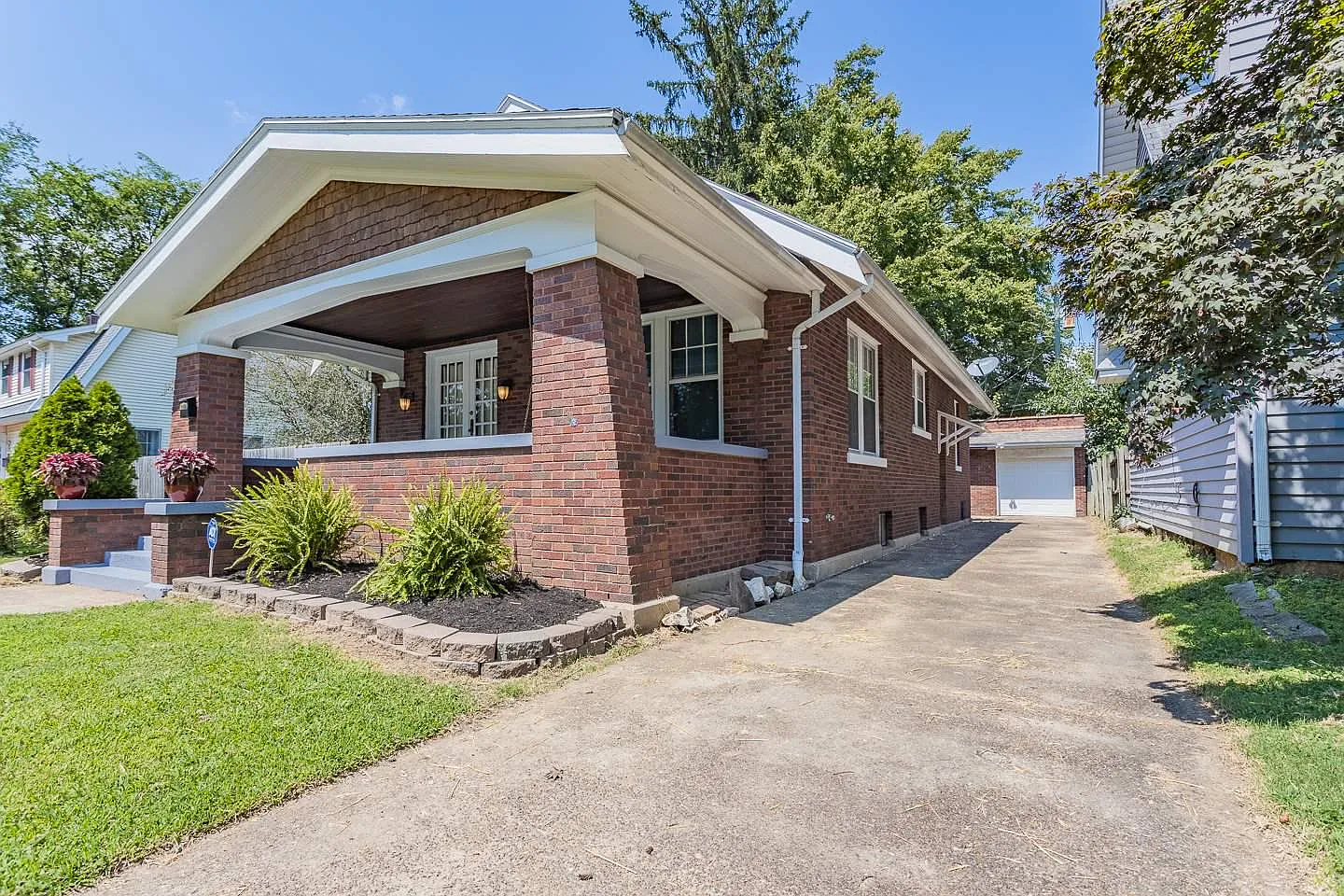 1018 Ravenswood Dr photo 1