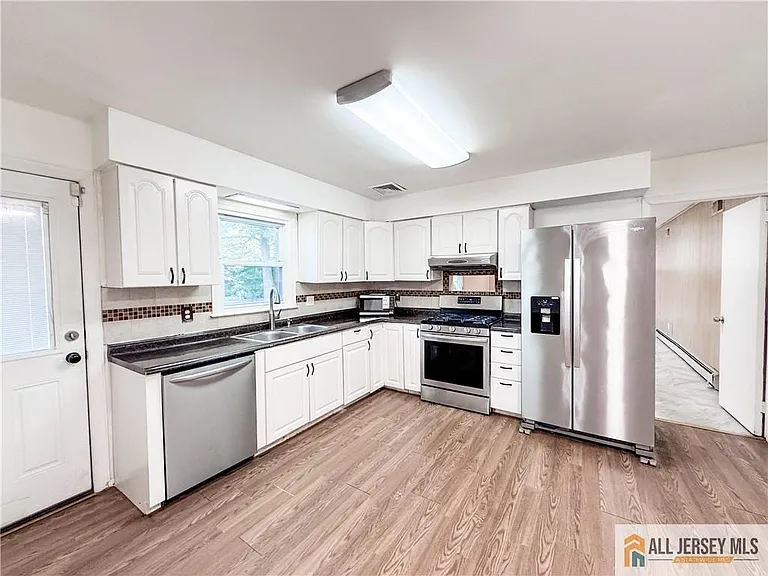 742 Grove Ave — Photo 5