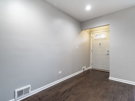 3rd image of 6858 N Lincoln Ave