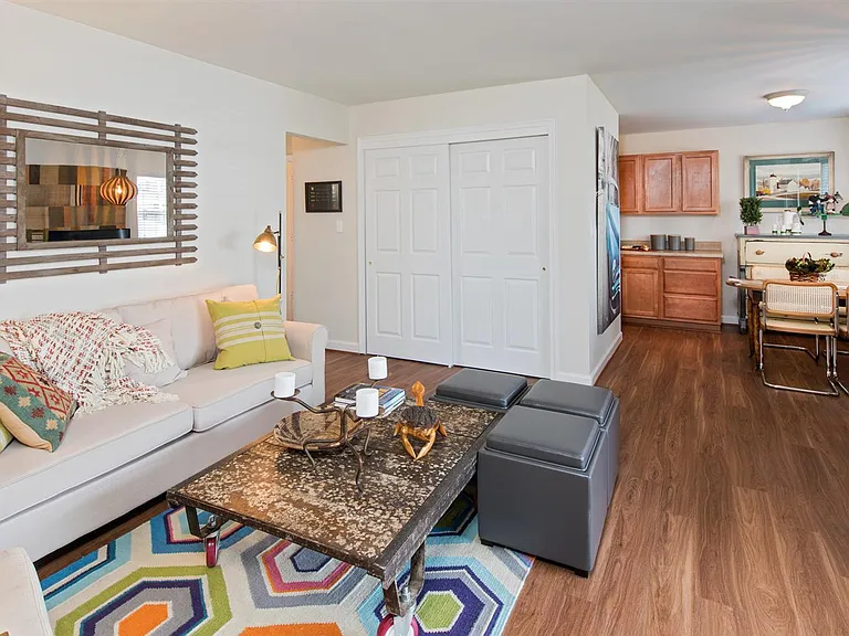 Park Towne Apartments — Photo 20