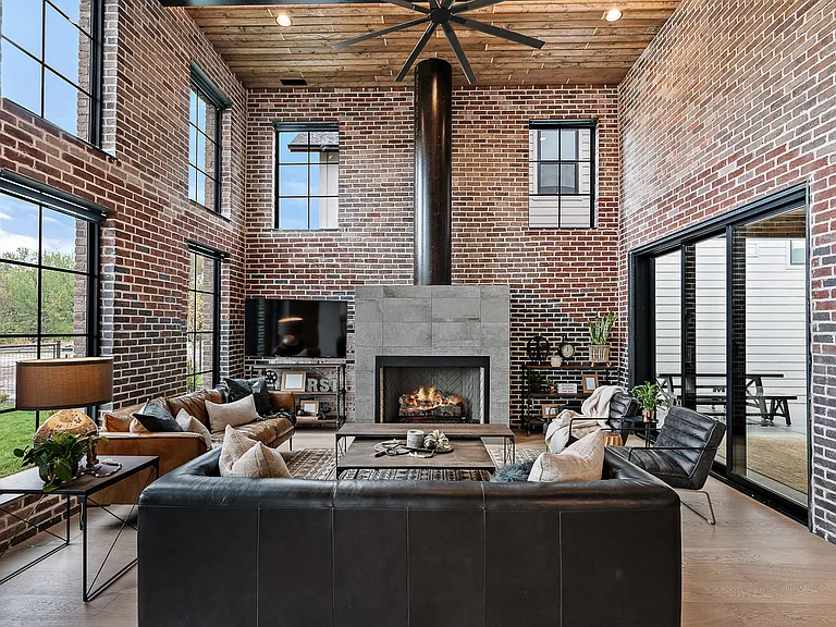 2526 W Rustic Forge St — Photo 4