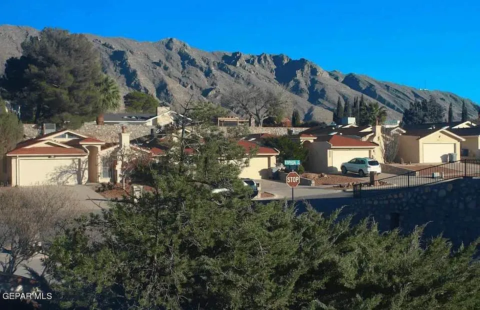 3 bed, 2.5 bath, 2390 sqft, $2,050 — Photo 2
