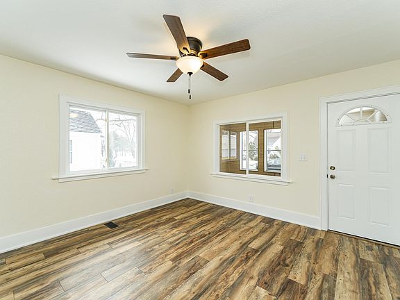 3rd image of 604 10th Ave SE