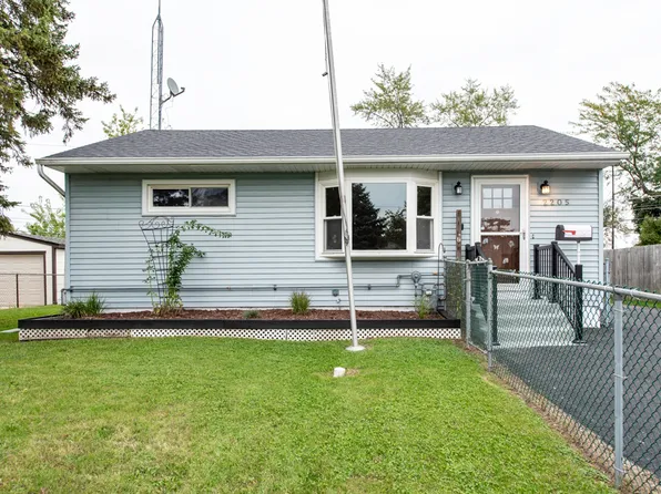 2205 Mohican Rd, Waukegan, IL 60087