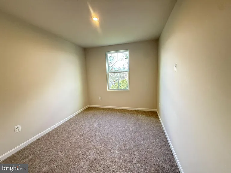 647 Laurelwood Cir — Photo 16