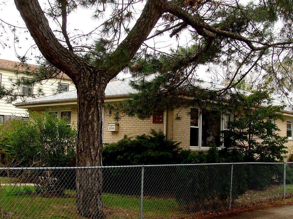 2nd image of 2000 W Lunt Ave