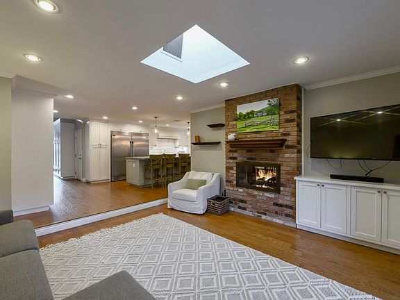 3rd image of 2534 Custer Dr