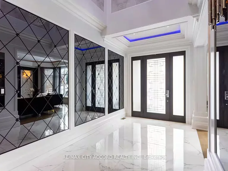 98 Upper Canada Dr — Photo 6