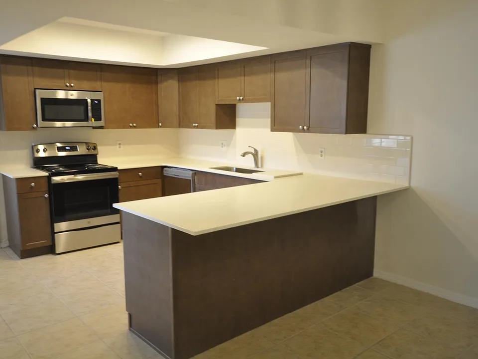 939 Robinhood Ct