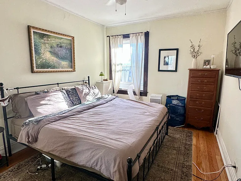 master bed can w/ king and walk-in closet