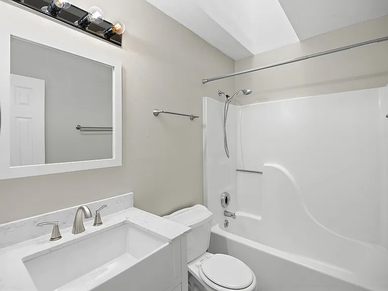 3045 Yorktown Cir — Photo 32
