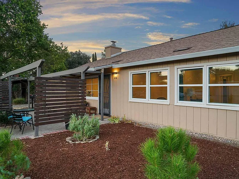 832 Eureka Ave — Photo 1
