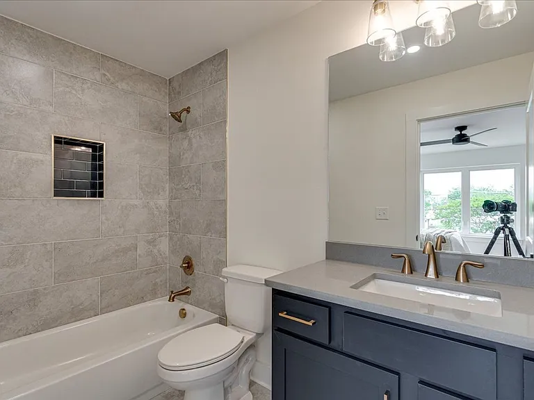 2519 E 12th St — Photo 14