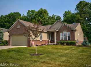 9172 Pine Valley Dr, Grand Blanc, MI 48439