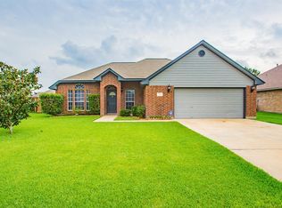 7 Texian Trl N, Angleton, TX 77515
